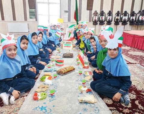 برگزاری جشنواره نان و پنیر و سبزی و تدریس پرچم ایران