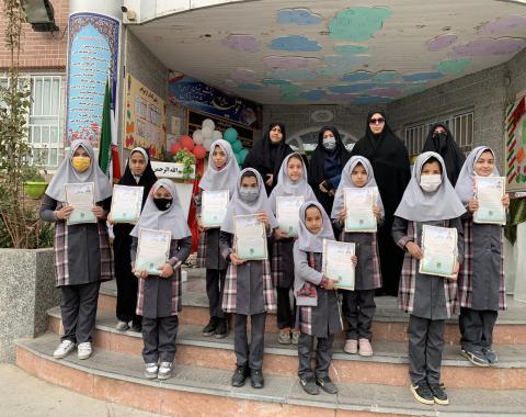 اهدا لوح تقدیر به دانش آموزان قرآنی پذیرفته شده در دهمین دوره مسابقات پرتو نور