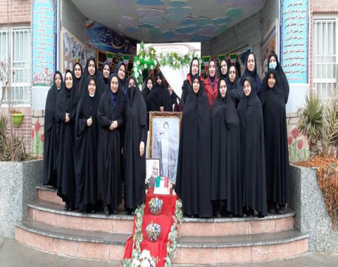 گلباران تمثال مبارک امام خمینی”ره” توسط همکاران آموزشگاه