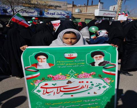 حضور گسترده دانش آموزان انقلابی دبستان در راهپیمایی با شکوه و دشمن شکن یوم الله ۲۲ بهمن ماه