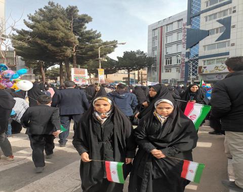 حضور دختران حسینی آموزشگاه در راهپیمایی باشکوه و دشمن شکن یوم الله ۲۲ بهمن ماه