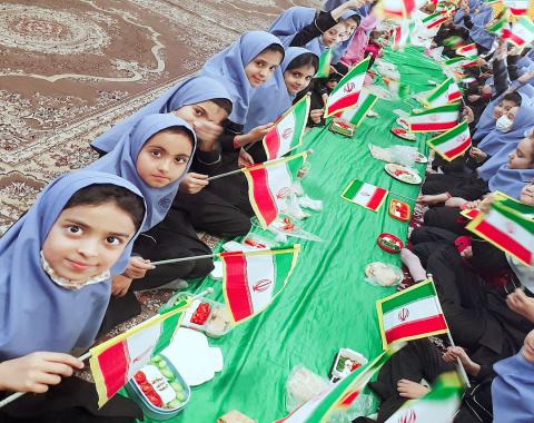 برگزاری جشنواره صبحانه سالم با تزیین پرچم ایران به مناسبت دهه مبارک فجر